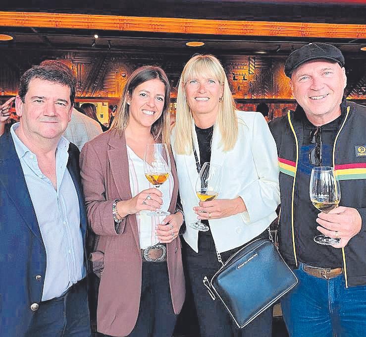 Juan Luis Pérez de Eluate, Celia Gueves, Irish Fosh y Marc Fosh.