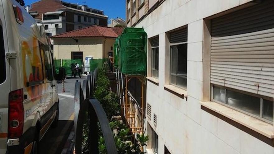 Andamios colocados en una de las fachadas del Hospital Carlos Haya.