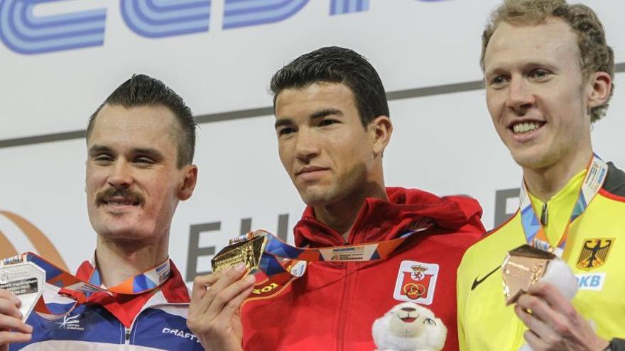 Adel Mechaal, en el podio con la medalla de oro