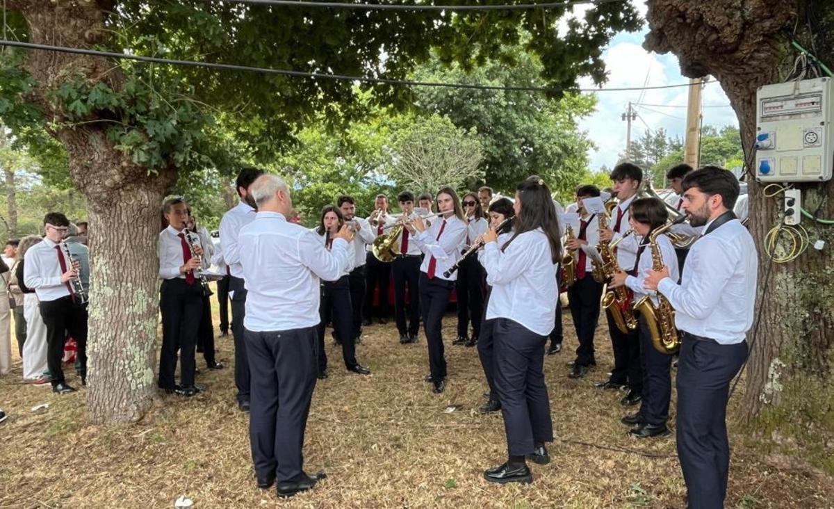 La banda municipal, amenizando la sesión vermú de ayer.  |