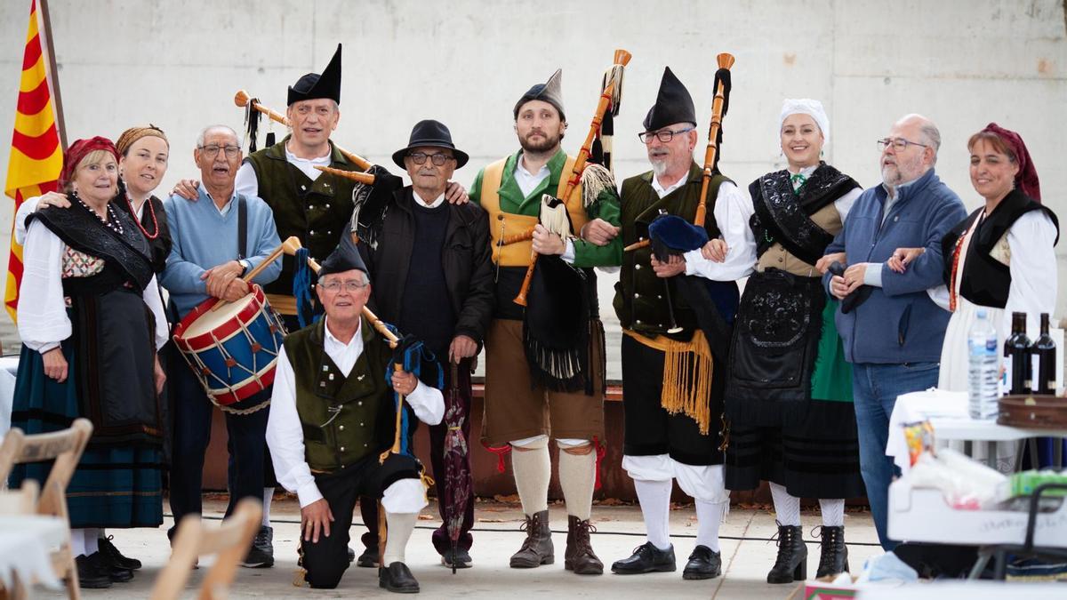 Integrantes del grupo folklórico del Centro Asturiano de Tarragona. En el centro, el presidente César Díaz y a su izquierda, el vicepresidente Secundino Fernández.