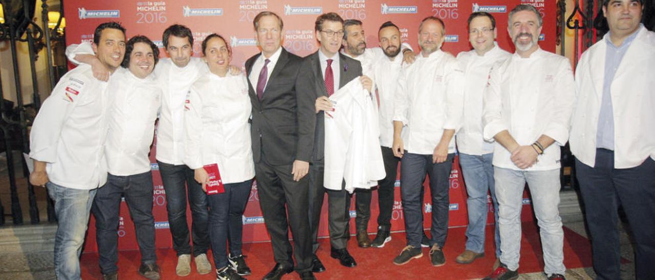 Yayo Daporta, Luis Veira, Javier Olleros, Beatriz Sotelo, el director de la Guía Michelin, Michael Ellis, el presidente de la Xunta, Alberto Núñez Feijóo, Xoán Crujeiras, Iván Domínguez, Xosé Cannas, Manuel Costiña y Pepe Solla.  // Xoan Álvarez