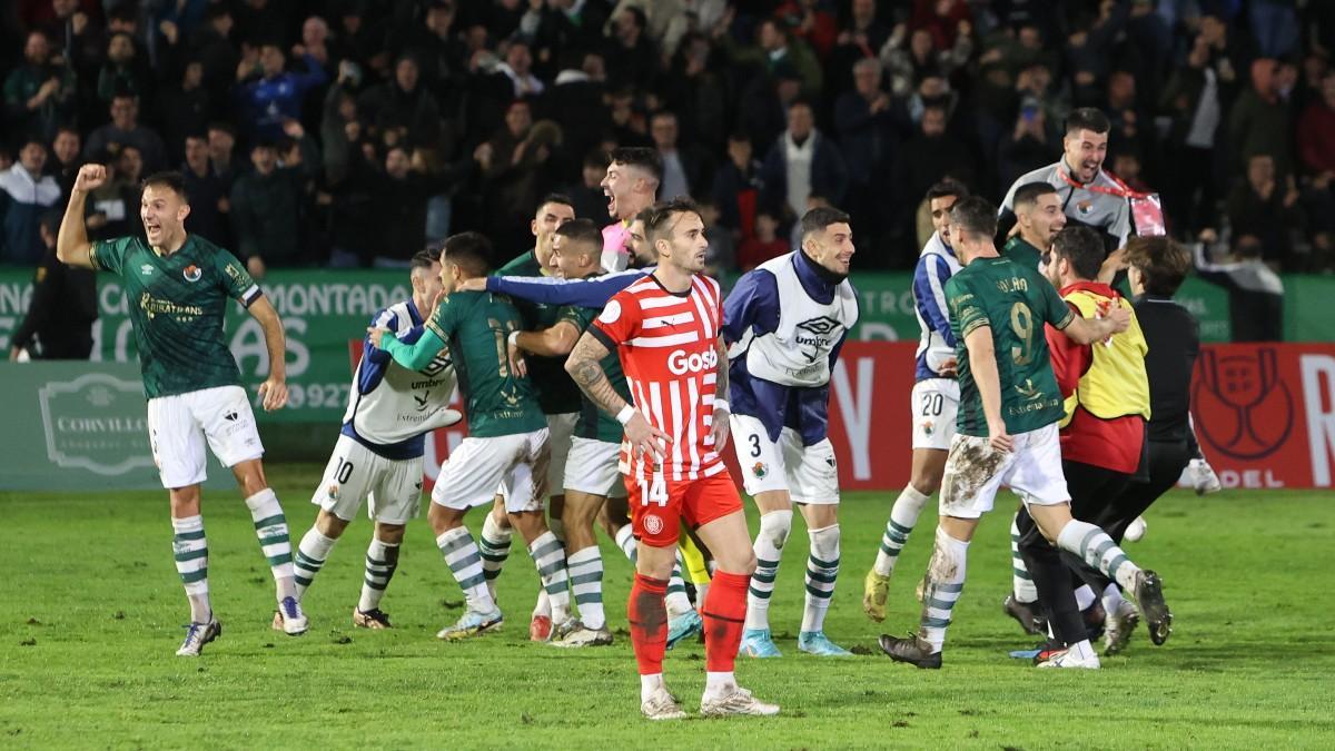 Los jugadores del Cacereño celebran su victoria ante el Girona