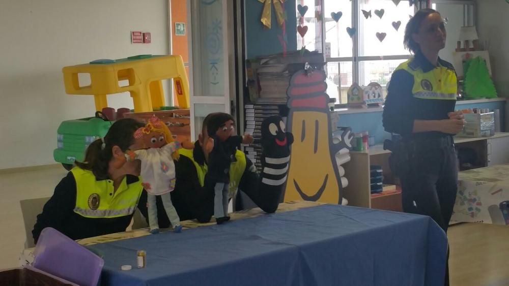 Agentes de la Policía Local y Bomberos visitaron a los niños del Materno.