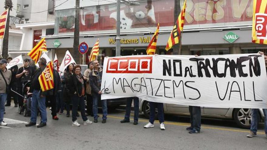 Una seixantena de persones es concentren en solidaritat amb la plantilla de Magatzems Vall