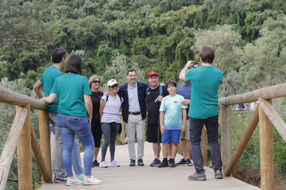 Juanma Moreno hace campaña en el cinturón verde de Córdoba