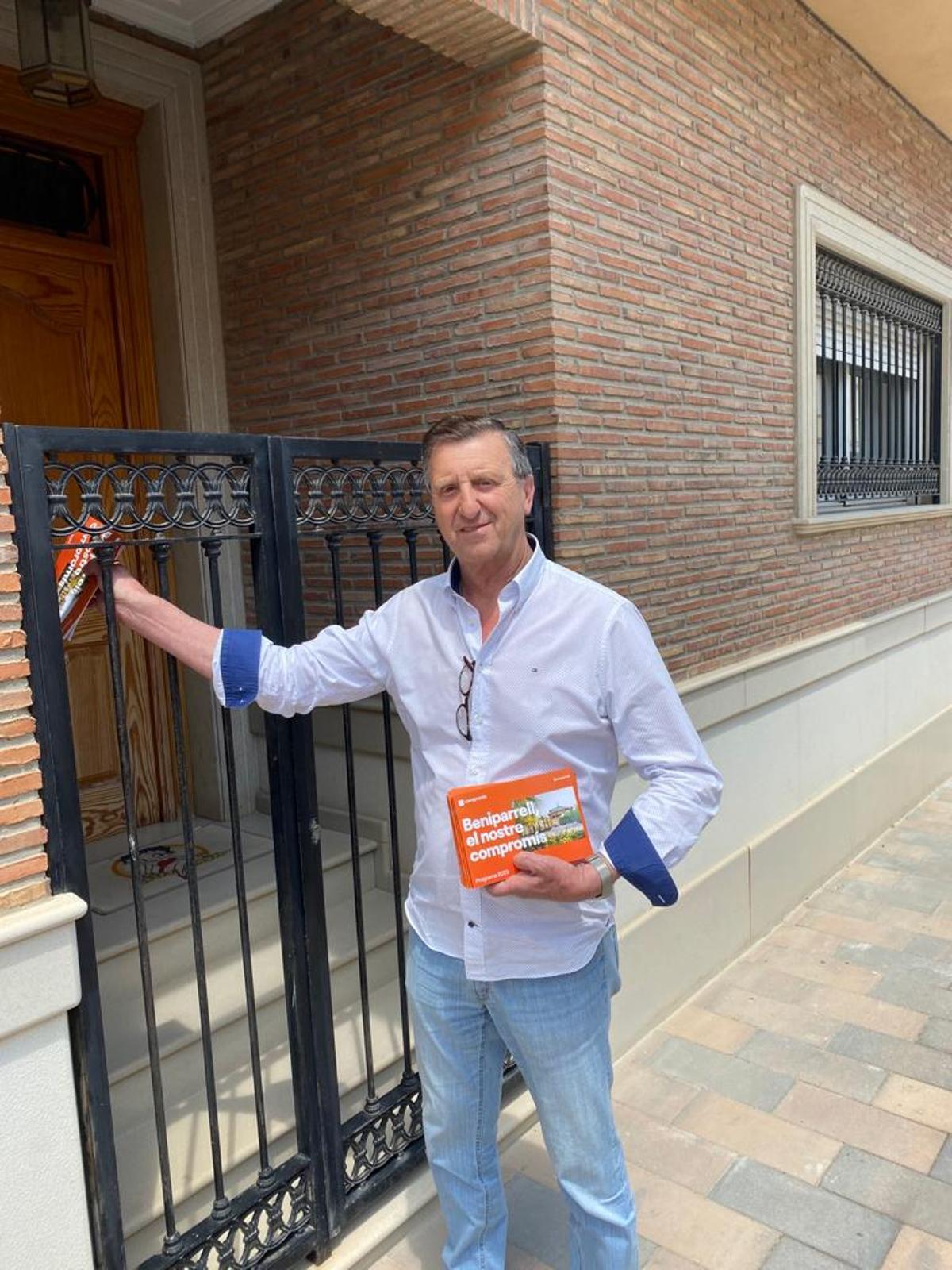 Voro Masaroca, alcalde y candidato por Compromís, repartir folletos por las casas de Beniparrell.