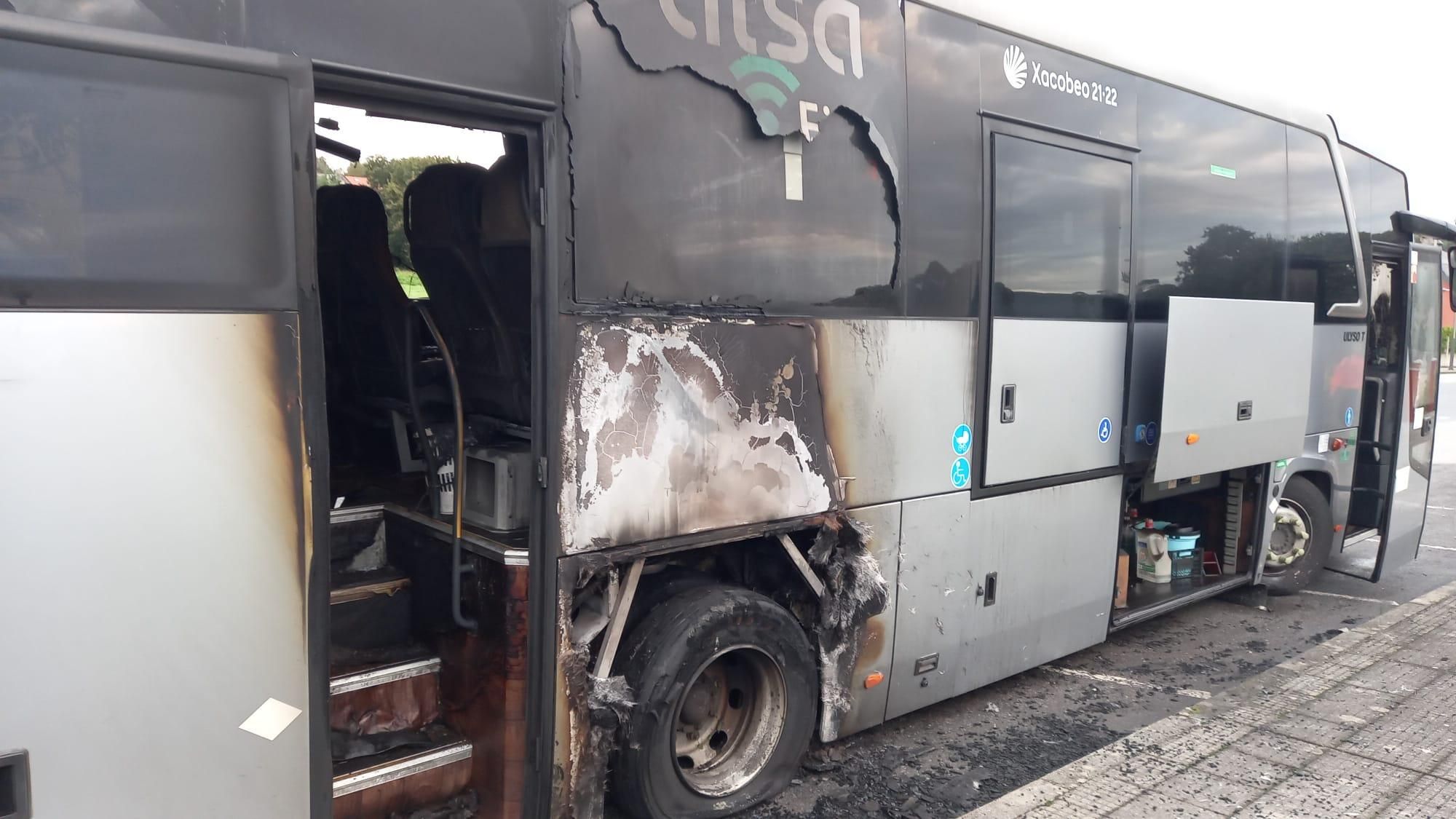 La Guardia Civil investiga el incendio de dos autobuses en Cerceda
