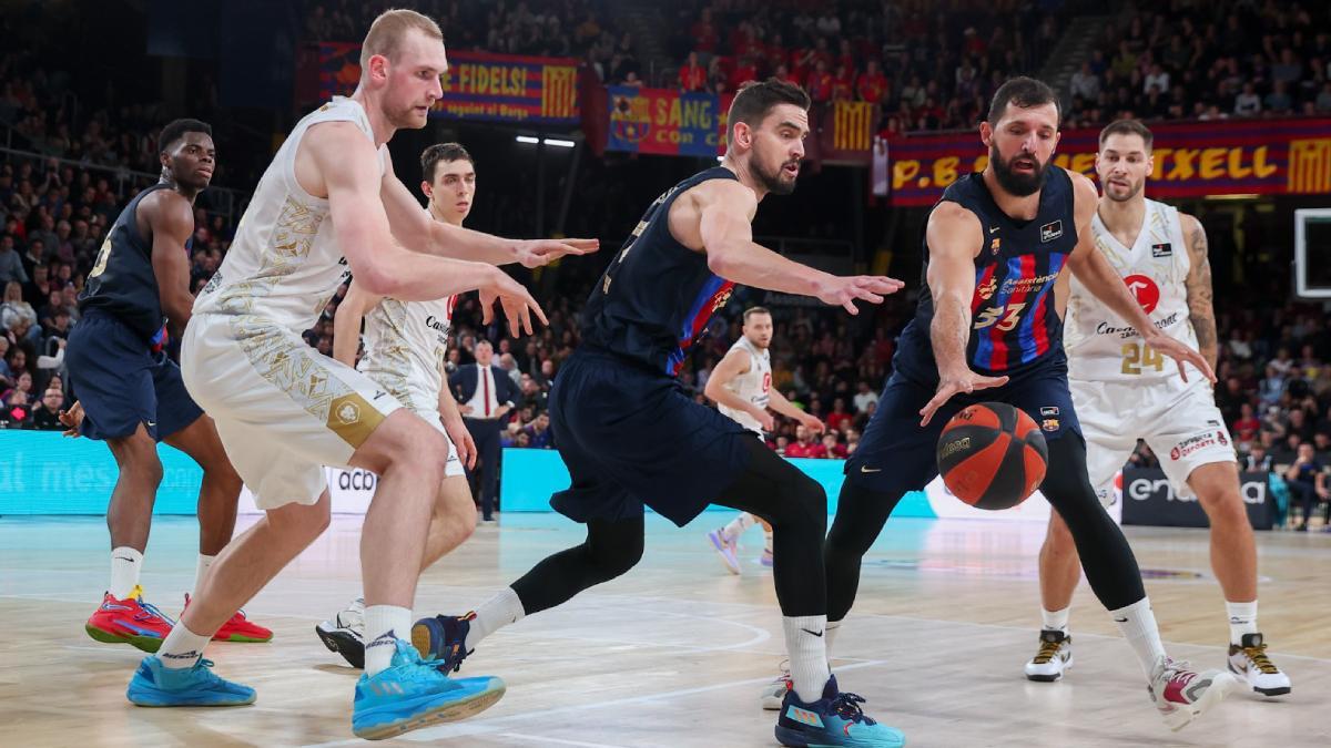 Satoransky y Mirotic luchan por un balón en el último partido de 2022 en el Palau