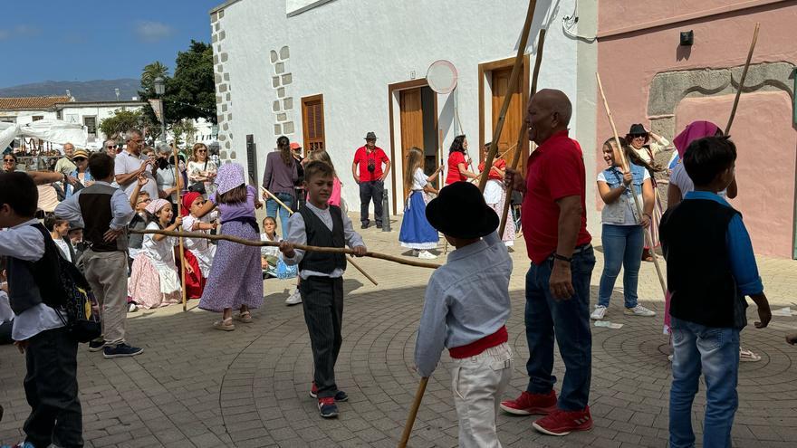 Los escolares de Telde &#039;viajan en el tiempo&#039; para celebrar la víspera del Día de Canarias
