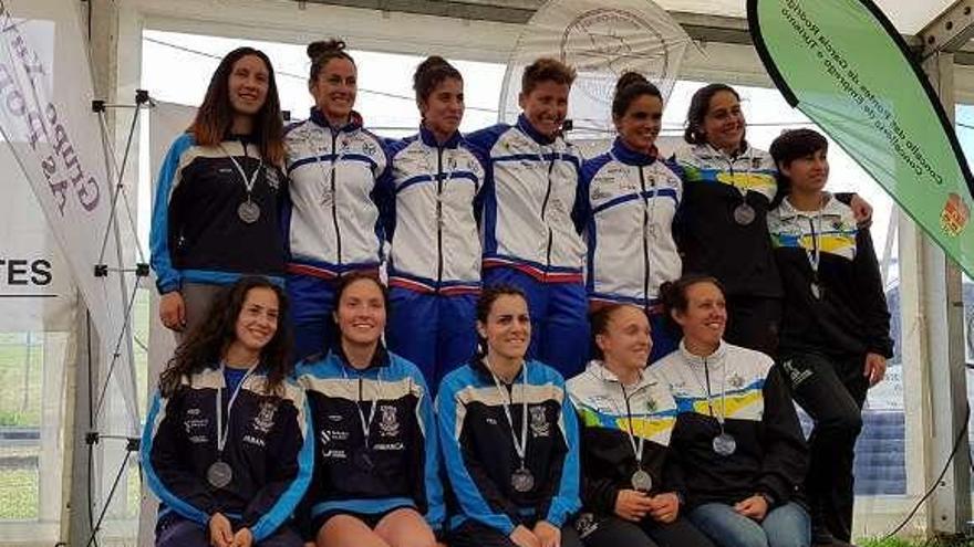 Podio de C-4 femenino, con Kayak, As Torres y Ría de Aldán. // FDV