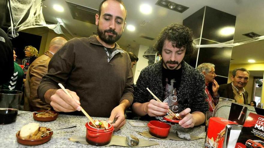 Mario Busto y Alberto París prueban el pincho en un restaurante de Mieres.