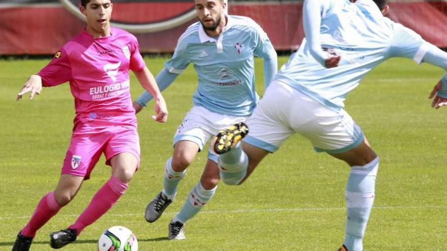 Borja Domínguez persigue a un jugador del Compostela, el pasado domingo en Barreiro. // José Lores