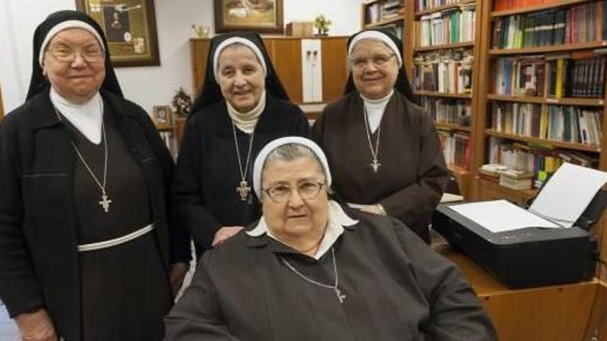 Dretes, Aina Mateu, Victoria Mayas i Teresa Caballero i, asseguda, l&#039;abadessa, Pilar Lumbreras