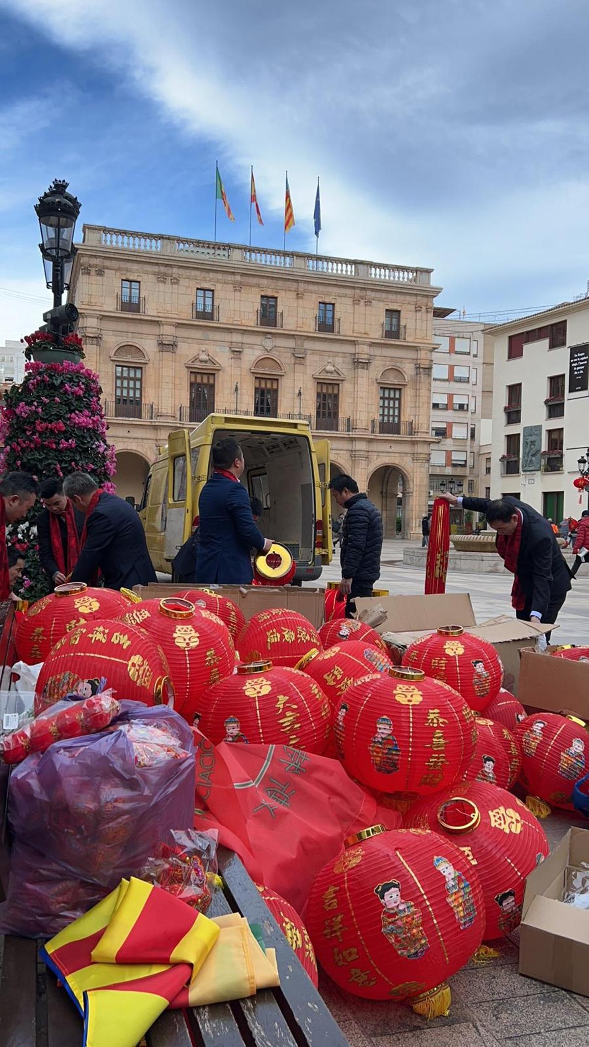 Farolillos rojos en la plaza Mayor para celebrar el año nuevo chino