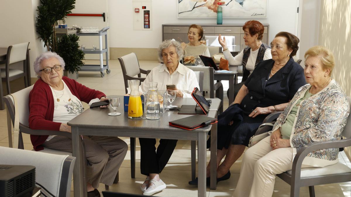 Personas mayores, en una residencia de Vigo.