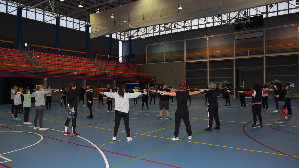 Taller de defensa personal en el polideportivo de Sedaví.