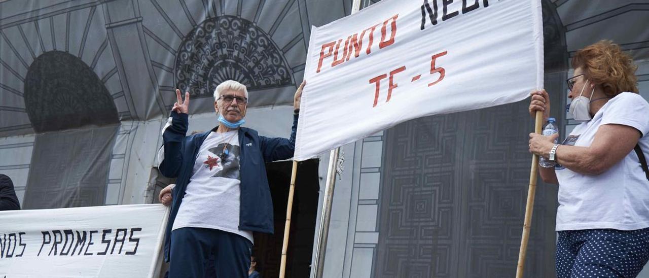 La concentración de vecinos de La Rambla en el exterior del Cabildo de Tenerife este martes 19 de abril