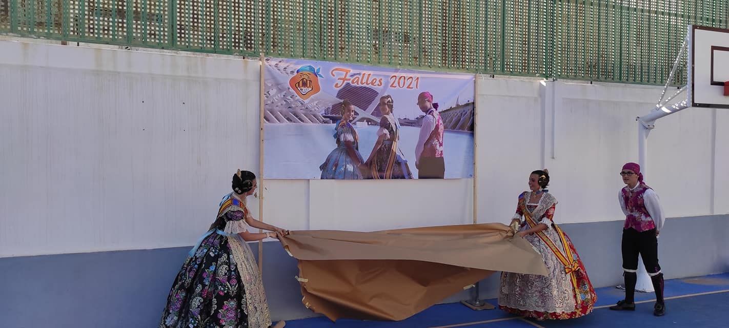 Una imposición de bandas falleras en la pista de un polideportivo