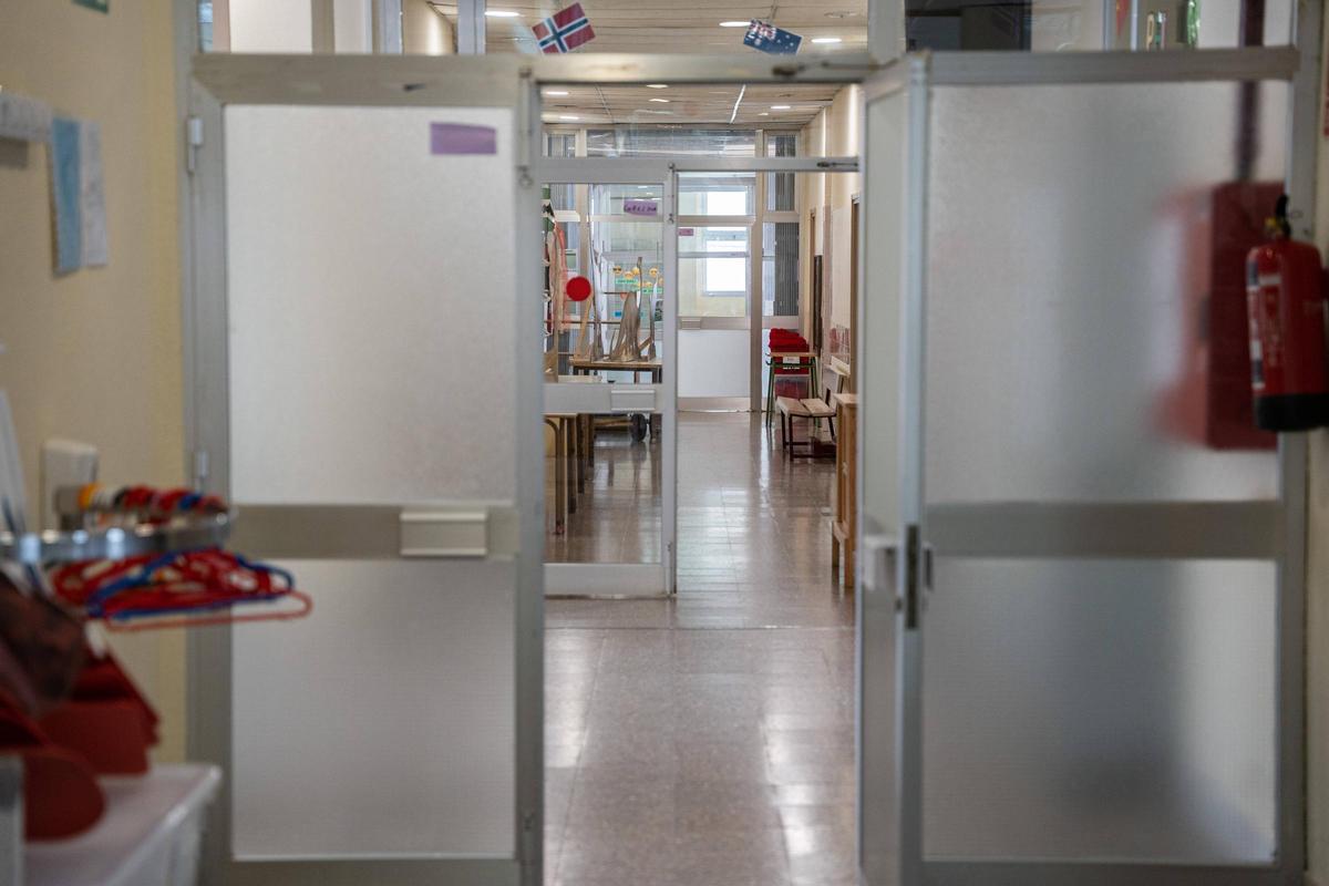 Pasillo de la escuela Rocafonda de Mataró, una de las afectadas por los cierres de líneas.