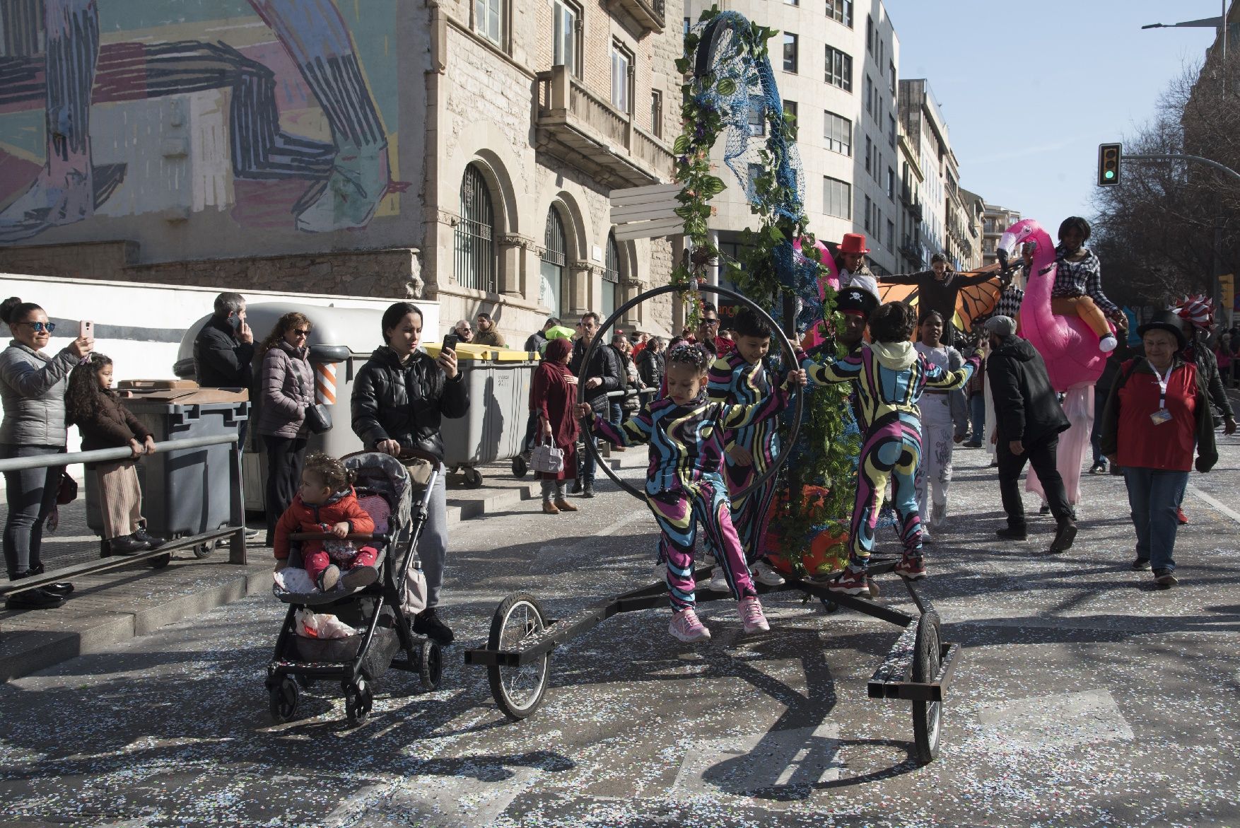 El Carnaval de Manresa recupera la seva màxima esplendor amb una marea d’infants