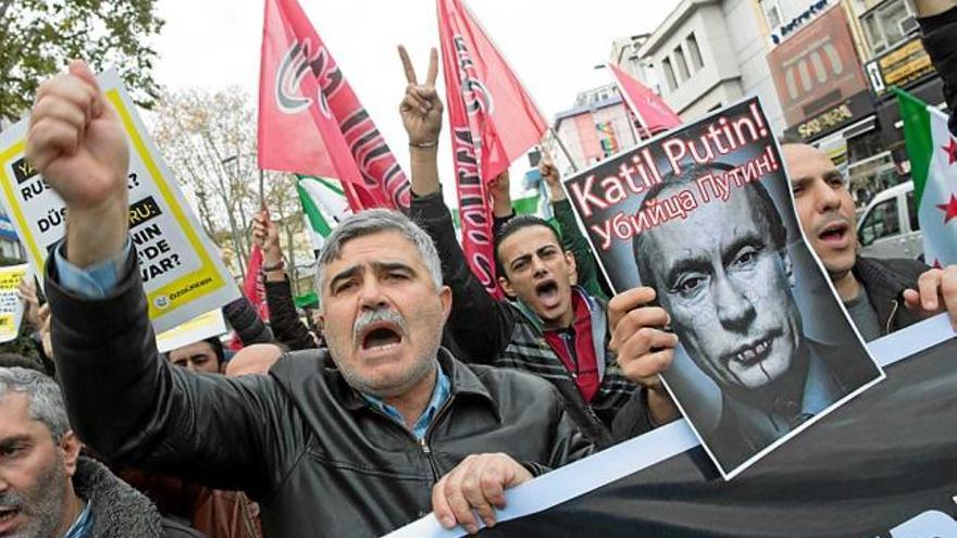 Manifestants turcs fent gala d&#039;ira contra la línia de Putin, divendres