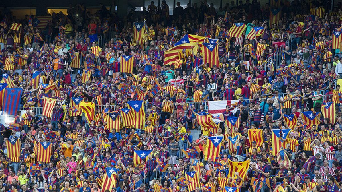 Decenas de aficionados azulgranas exhiben sus 'estelades' en el Camp Nou, durante la final de la Copa de Rey entre el Athletic y el Barcelona, el pasado 6 de junio