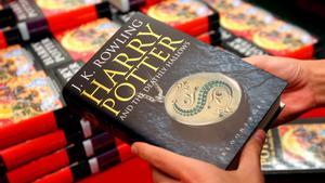 Un seguidor de Harry Potter coge un ejemplar del séptimo libro de la saga del joven mago, Harry Potter and the Deathly Hallows, de la autora británica J.K Rowling, en una imagen de archivo. EFE/Andy Rain.