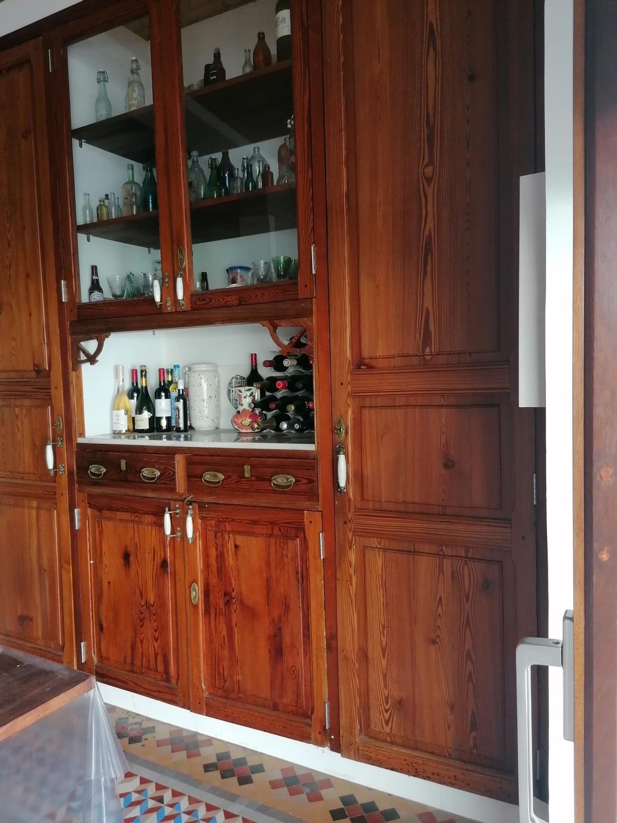 Alacena antigua de una casa rehabilitada en el Cabanyal donde se han conservado los suelos de mosaico de Nolla