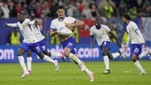 Varios futbolistas franceses corren al consumarse el triunfo por penaltis ante Portugal en los cuartos de final.