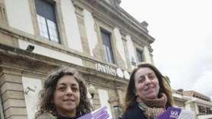 Tania González y Lorena Gil, ayer, en el entorno de la estación.