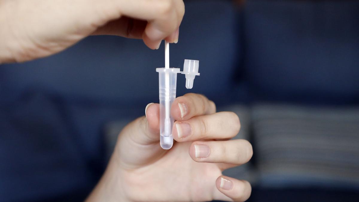 Una persona realiza un test de antígenos para comprobar si estña contagiado de covid