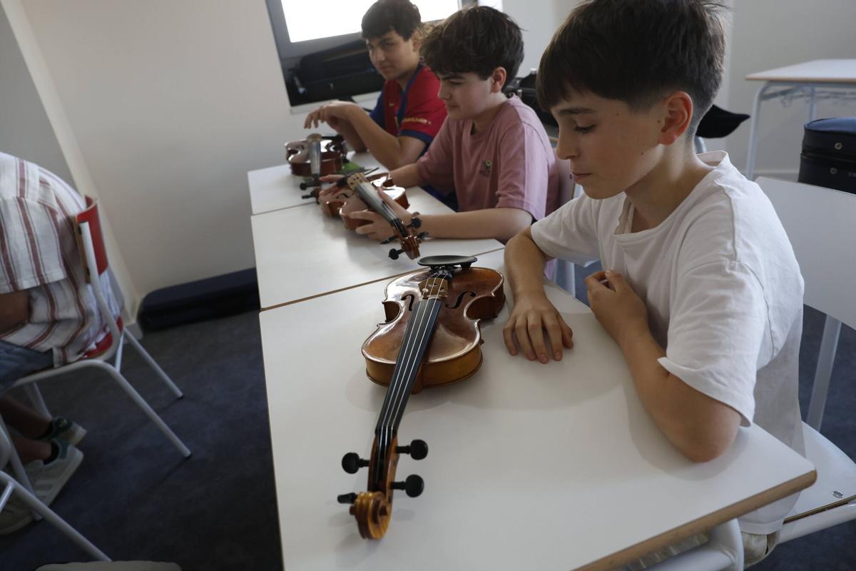 En imágenes: La última sesión del taller de luthería en el conservatorio de Avilés