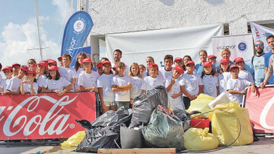 Los escolares de Xàbia limpian las playas de residuos