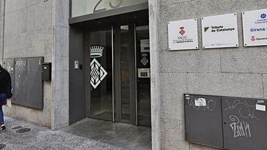 L&#039;edifici de l&#039;avinguda Sant Francesc de Girona on hi ha el Patronat de Turisme.