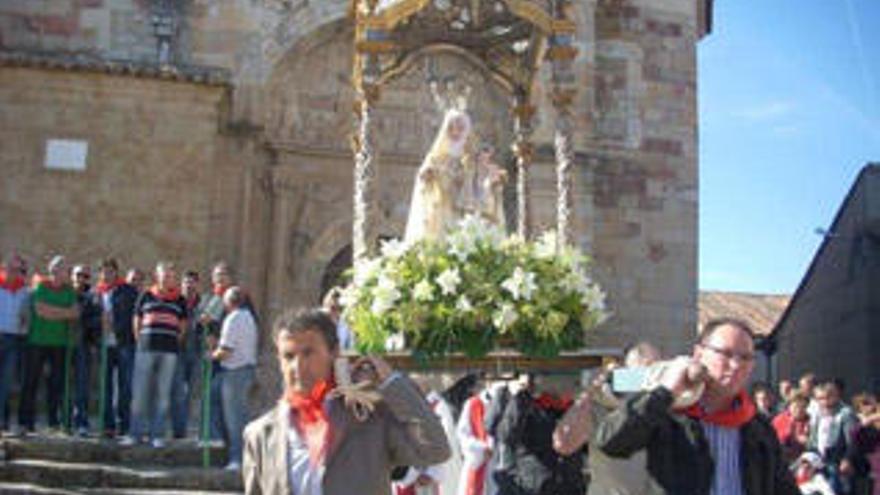 Miles de personas participan en la romería del Cristo de Morales