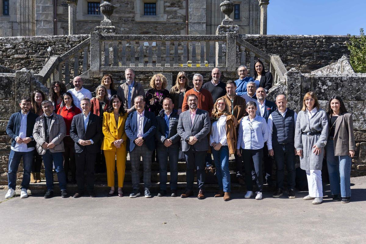 Políticos y parlamentarios en Lalín reunidos con el portavoz parlamentario popular Alberto Pazos