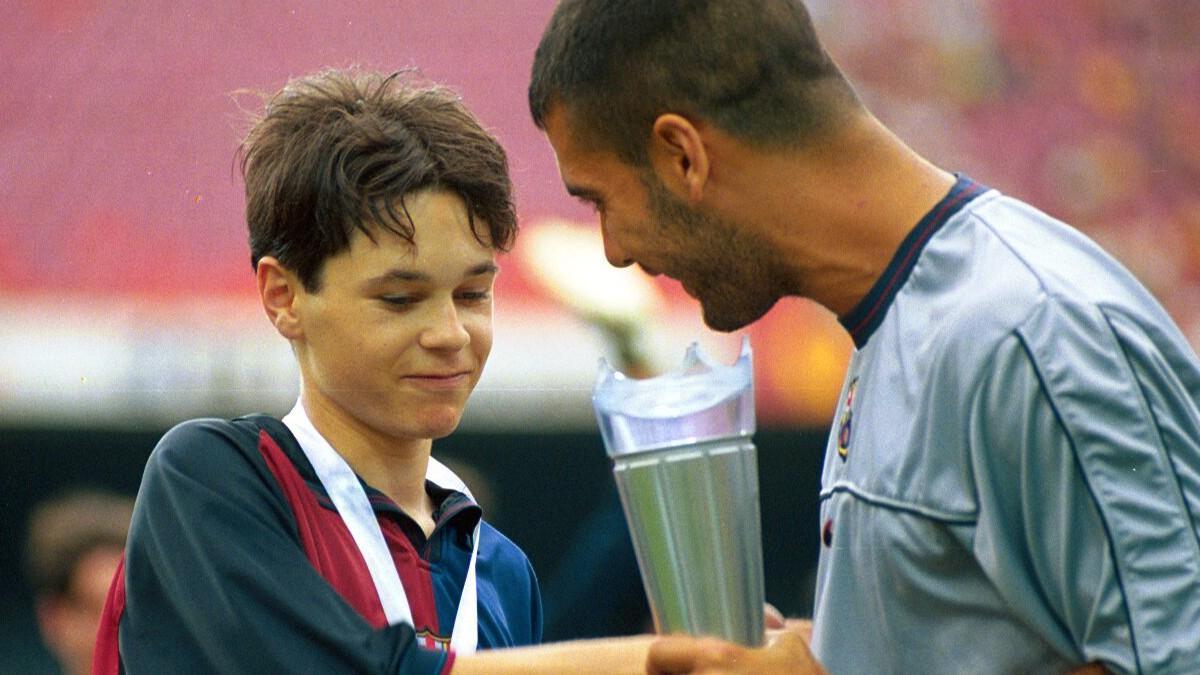 Andrés Iniesta recibió la Nike Premier Cup en 1999 de manos de su ídolo Pep Guardiola