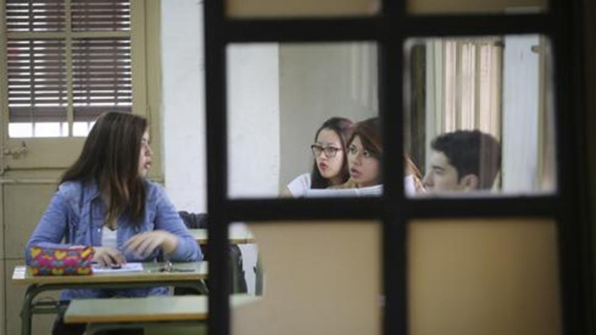 Alumnos durante una prueba de competencias básicas de final de ESO en el instituto Lluís Vives de Barcelona.