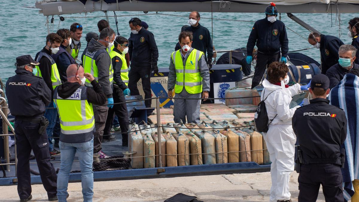 Policía Nacional y Aduanas con la droga en el puerto de Ibiza. Vicent Marí