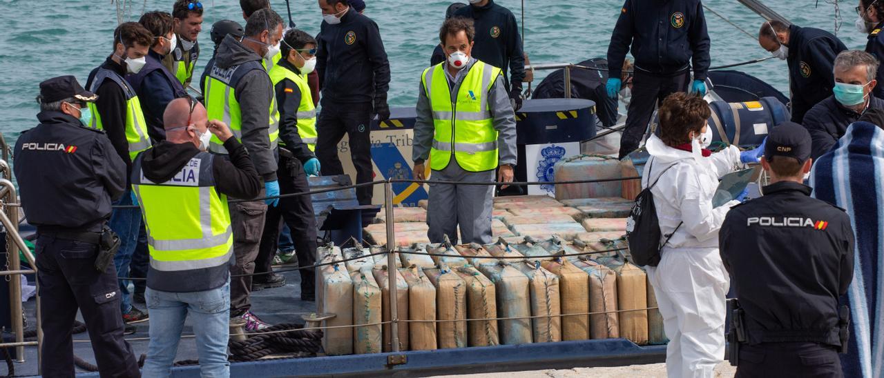 Policía Nacional y Aduanas con la droga en el puerto de Ibiza. Vicent Marí