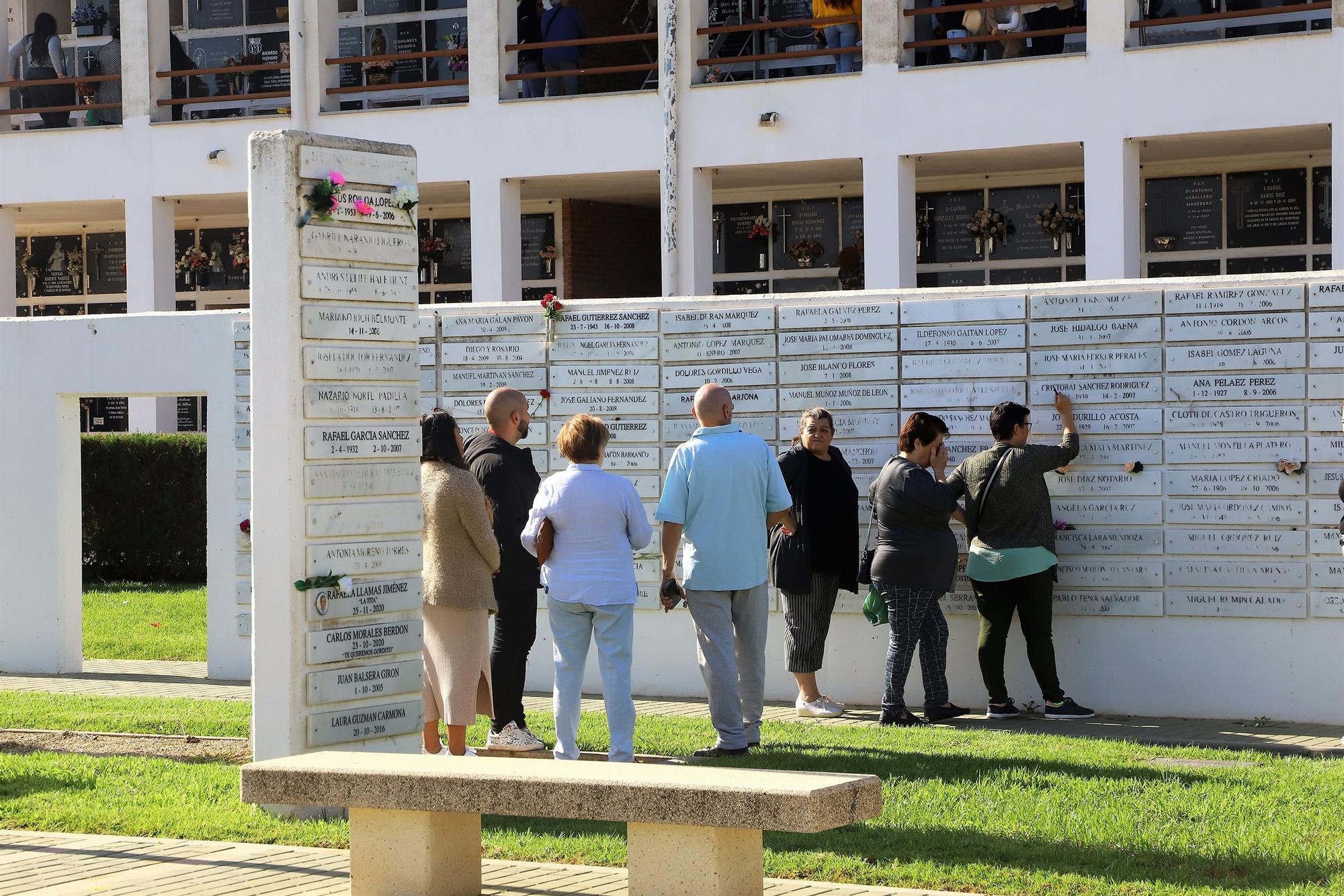 Los cementerios cordobeses cobran vida por el día de Todos los Santos