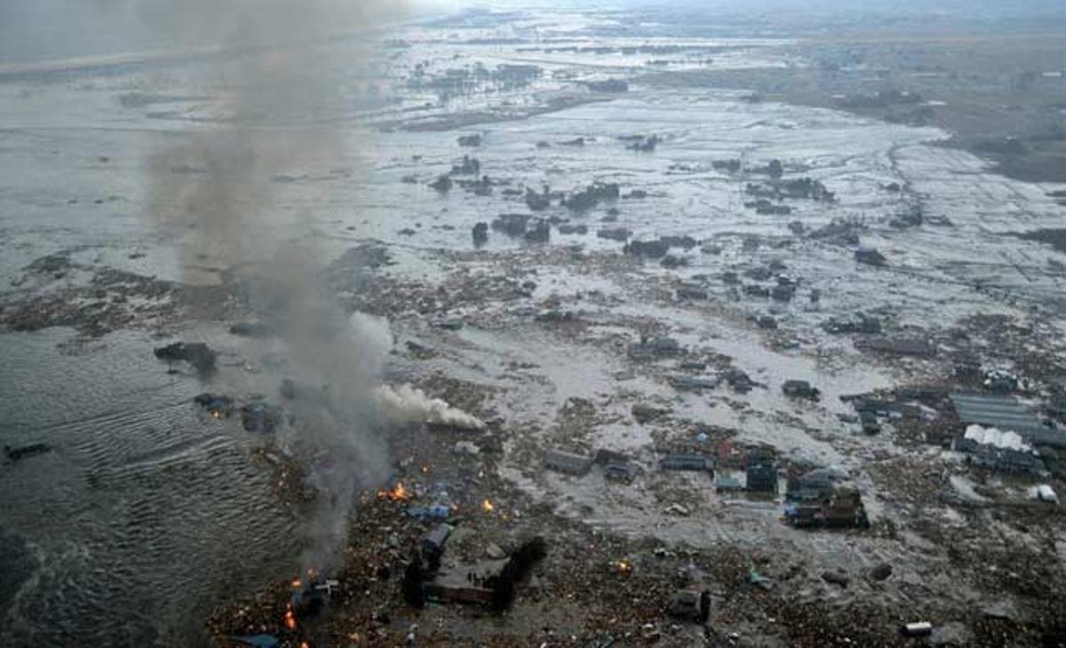 Incendis al port de la ciutat de Natori, prefectura de Miyagi. Incendis al port de la ciutat de Natori, prefectura de Miyagi.
