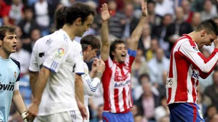 Los jugadores del Sporting Alberto Botía e Iván Hernández celebran la victoria de su equipo ante el Real Madrid.