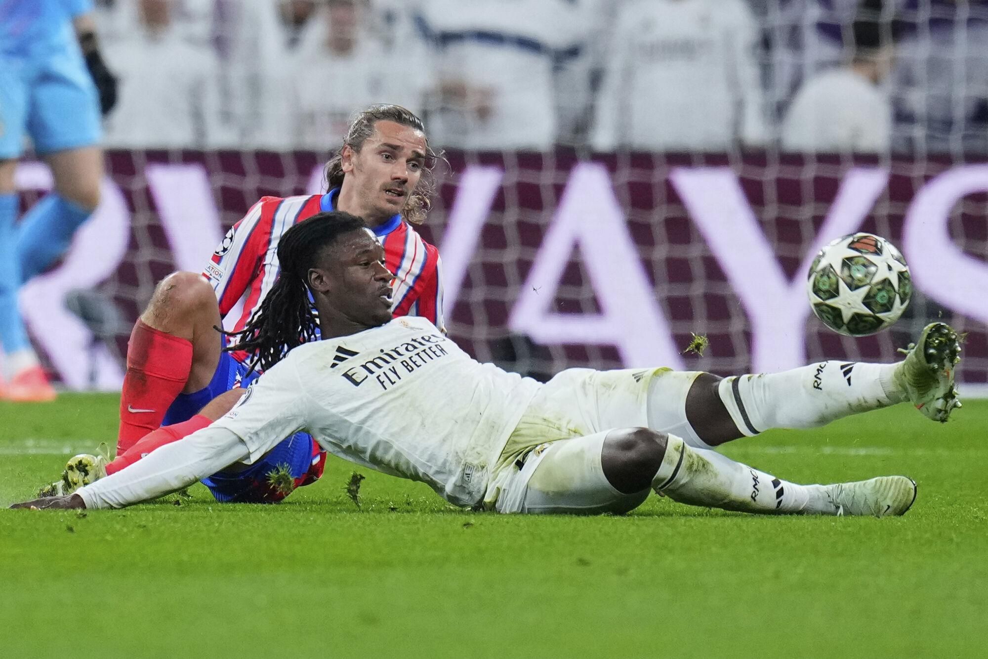 Real Madrid's Eduardo Camavinga, right, fights for the ball with Atletico Madrid's Antoine Griezmann during the Champions League round of 16 first leg soccer match between Real Madrid and Atletico Madrid at the Bernebeu stadium in Madrid, Spain, Tuesday, March 4, 2025. (AP Photo/Manu Fernandez)