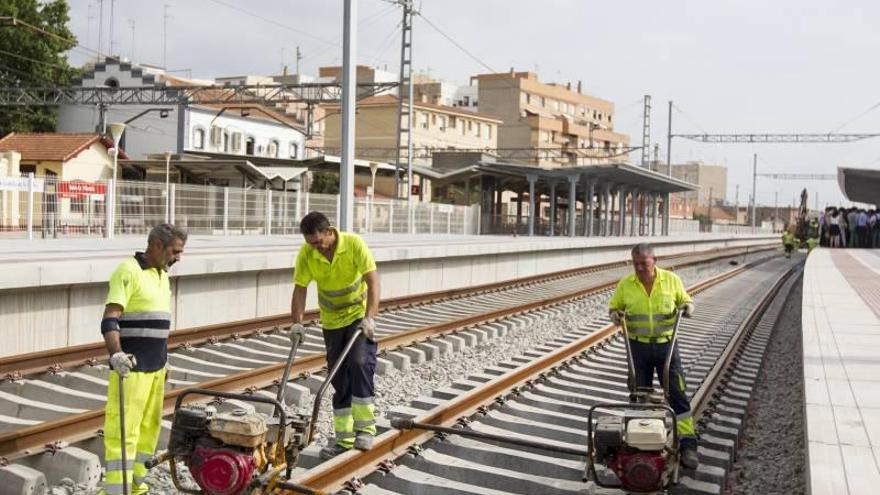 Adif licita el primer contrato para la segunda fase del tercer carril de València a Castellón