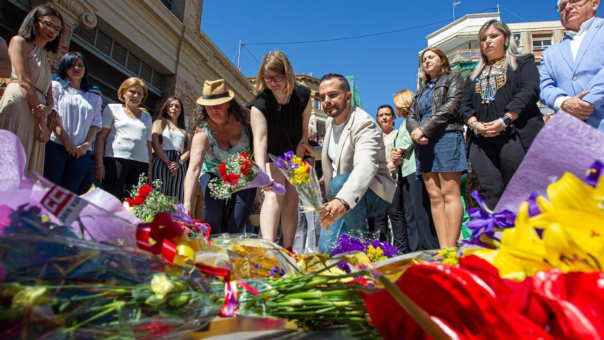 Un centenar de personas homenajea a los fallecidos por el bombardeo