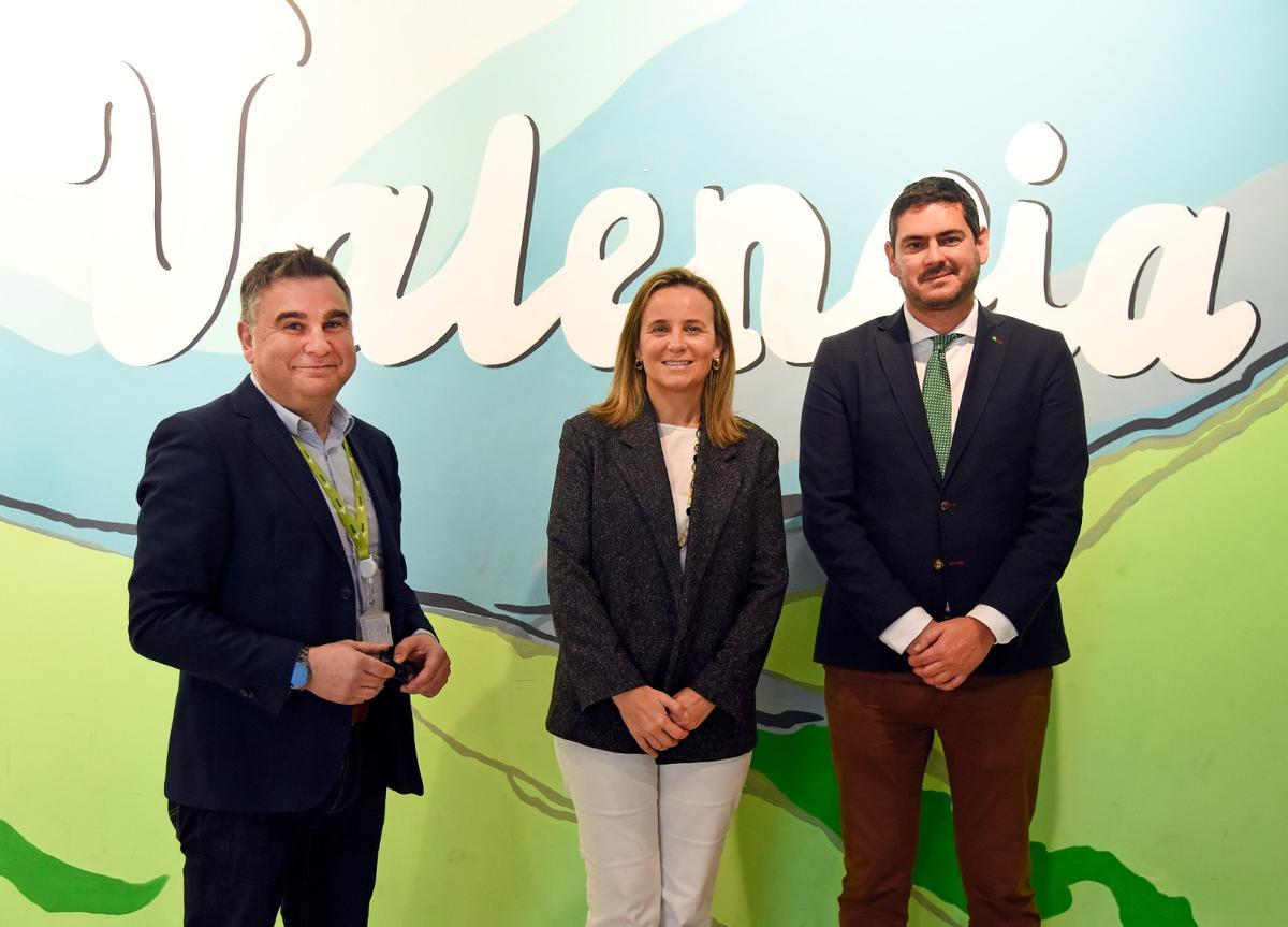 El director del Aeropuerto de València, Antonio García Aparicio; la concejala de Turismo del Ayuntamiento de València, Paula Llobet; y el director de Programación, Gestión de Ingresos y Alianzas de Binter, Jonay Lobo.