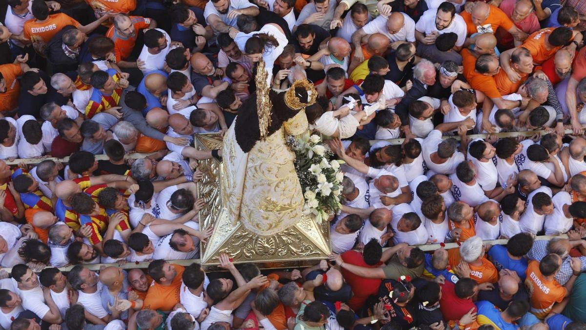El valencianismo se rinde ante la Virgen para pedir por su salvación