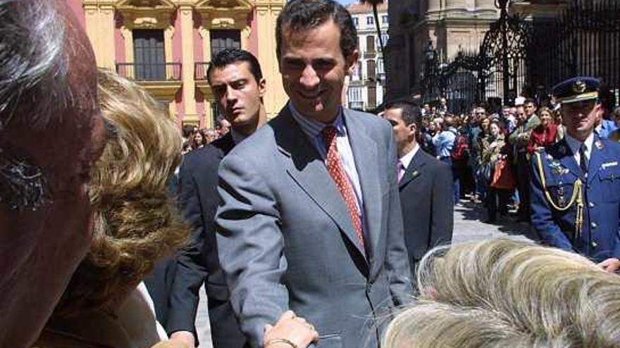 Don Felipe saluda a los malagueños que se dieron cita en la plaza del Obispo en abril de 2002.